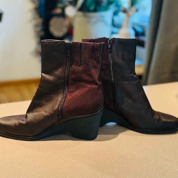 Easy Spirit Women’s Brown Wedge Ankle Boots - Picture 4 of 5